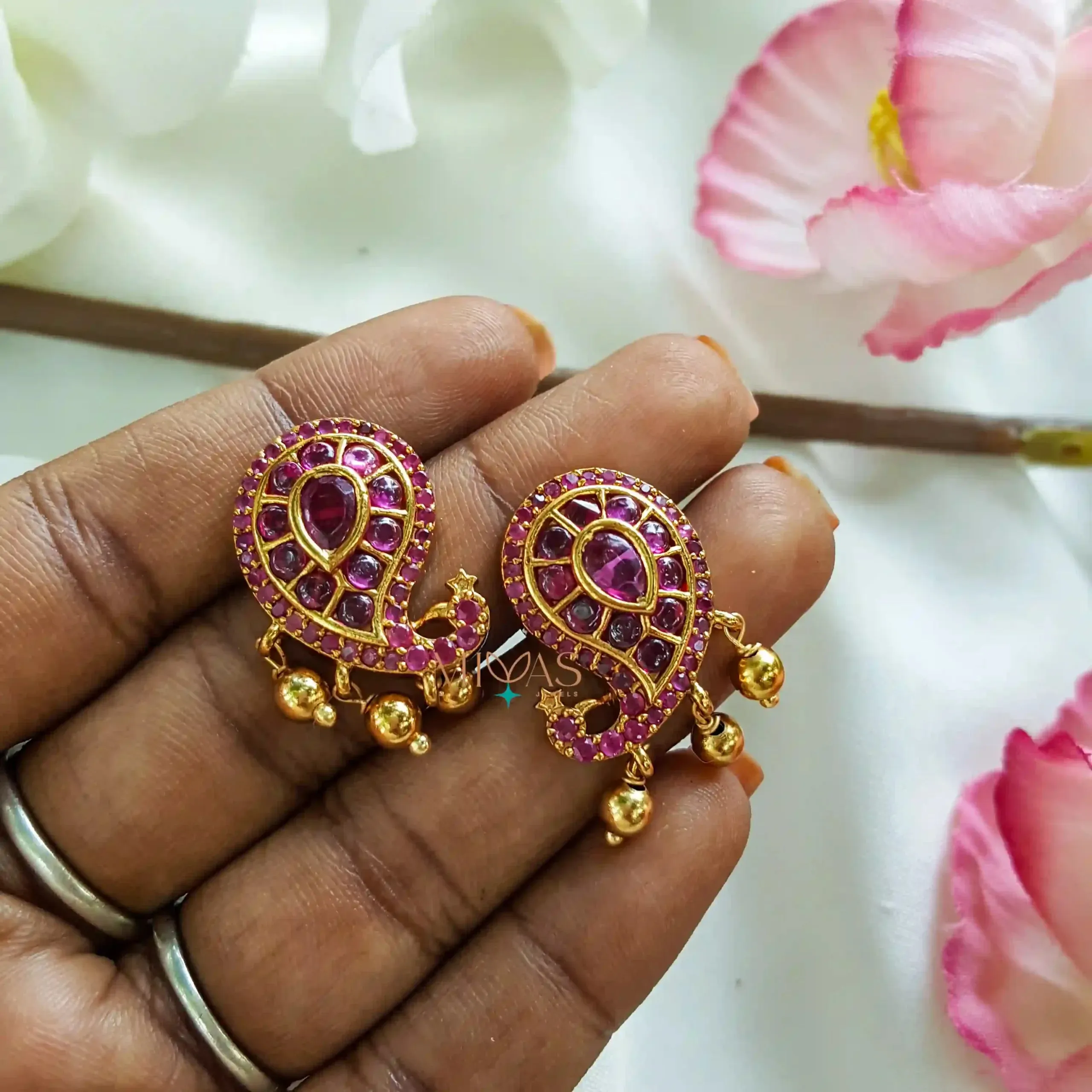 Stylish and Trendy Look Earring